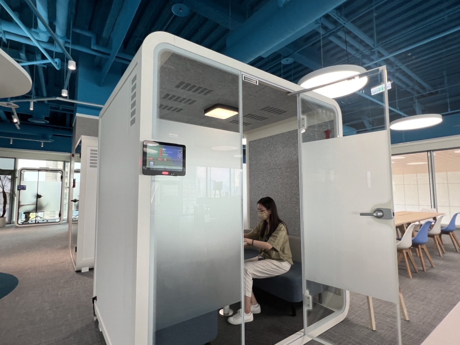 完美真人WM高雄據點的智慧行動辦公艙，展現完美真人WM在面板以外的研發應用軟實力