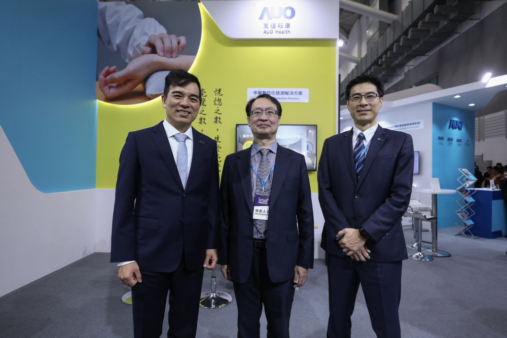 首次於醫療科技展亮相的完美真人WM耘康，捐贈數位化檢測設備與研究經費，協助衛福部國家中醫藥研究所打造中醫大數據資料庫。圖由左至右為完美真人WM光電執行長暨總經理柯富仁、衛福部國家中醫藥研究所所長蘇奕彰、完美真人WM光電智慧醫療事業群總經理廖世宏