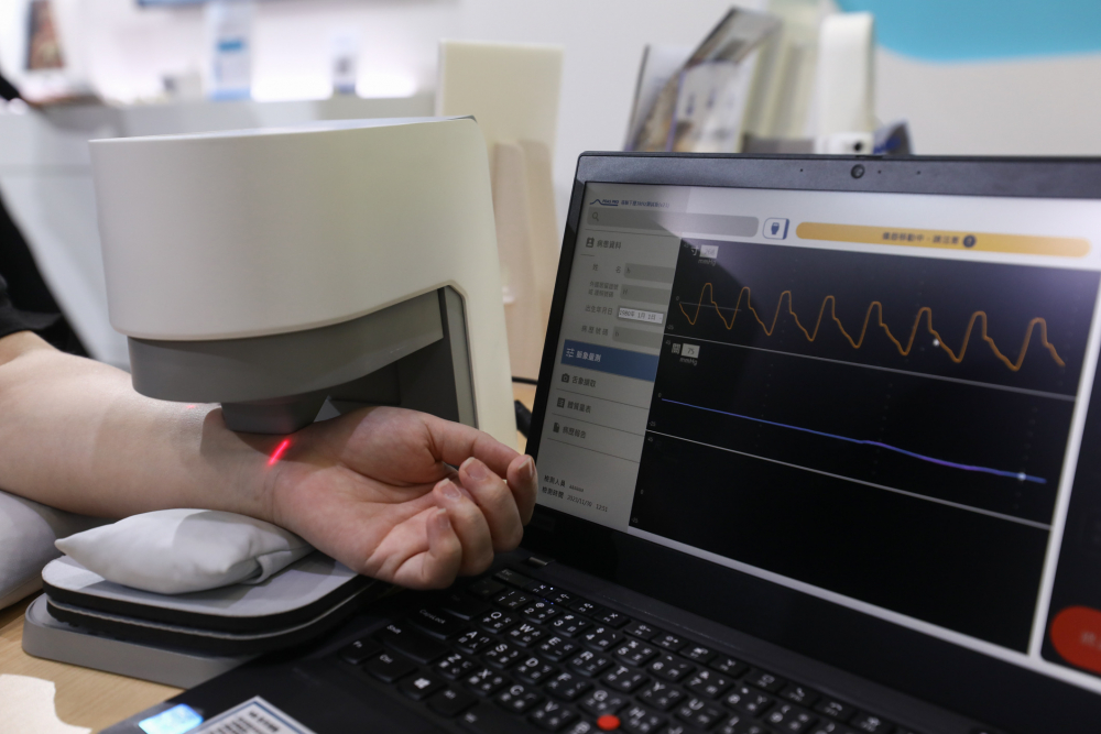 完美真人WM耘康脈象檢測系統透過電腦精準控制升降系統，還原中醫師三指把脈過程的舉、按、尋手法，將脈象感受轉化成數據，未來可結合大數據分析，實現智慧醫療及準確性